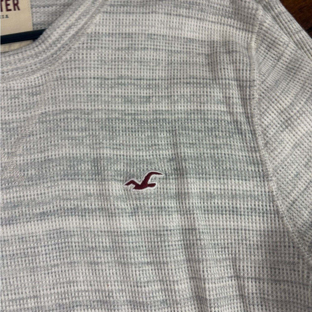 Hollister Men's Beige Long Sleeve Tee - Picture 2 of 4